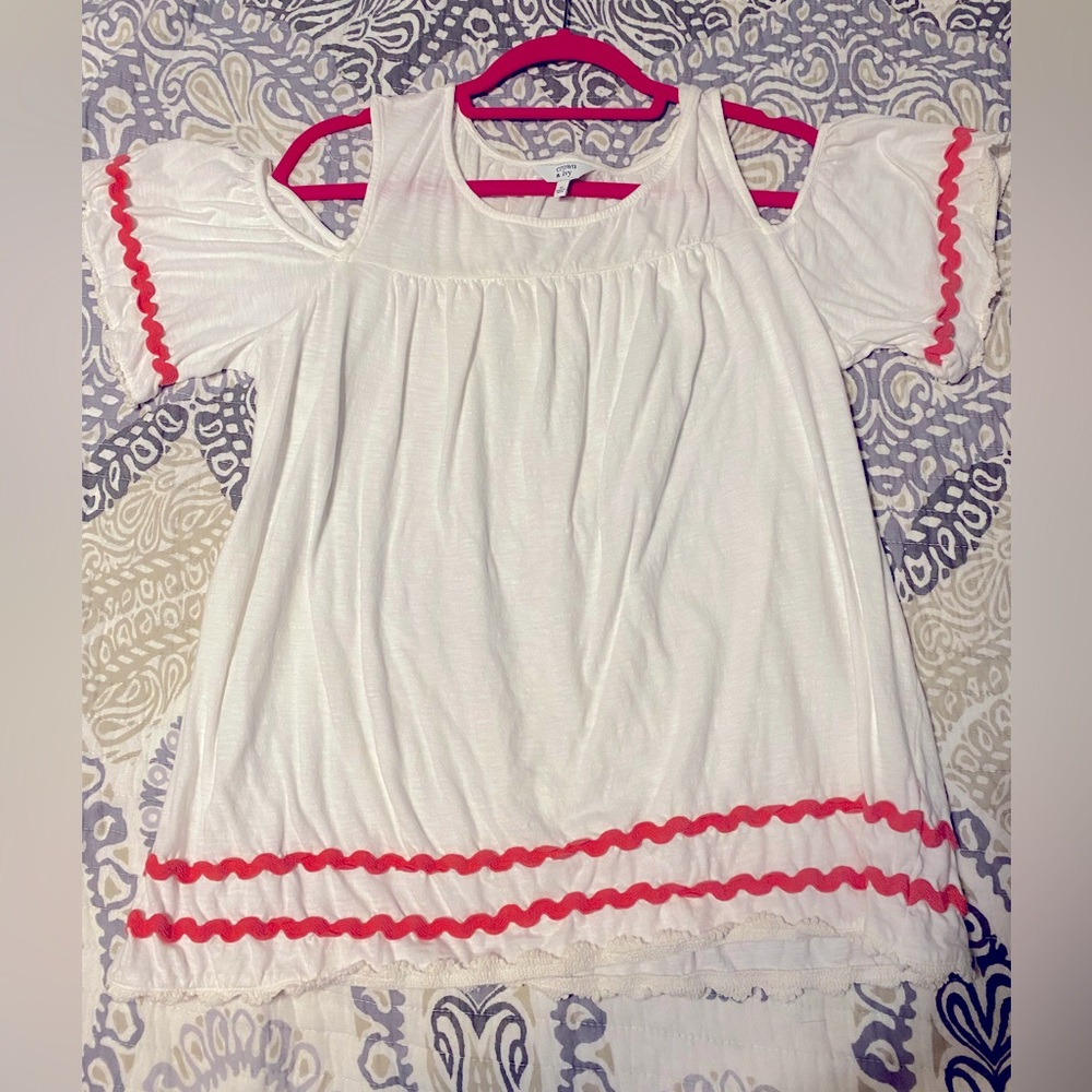 Crown & Ivy peek a boo shoulder top